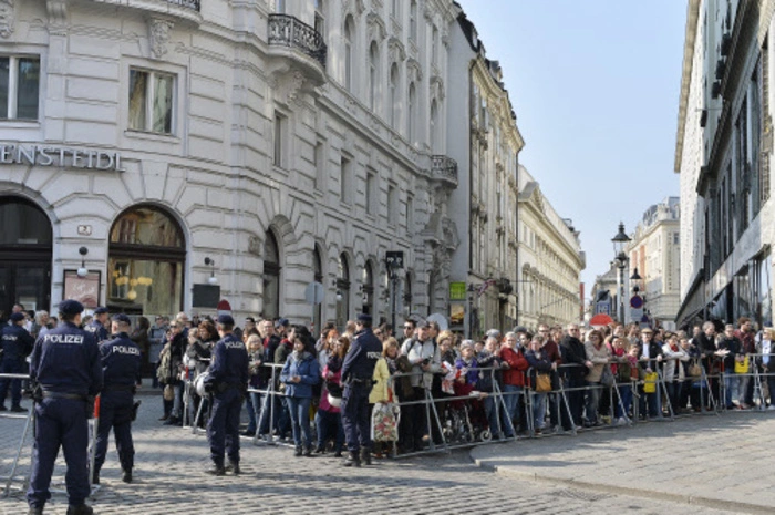 Schaulustige am Michaelaplatz.