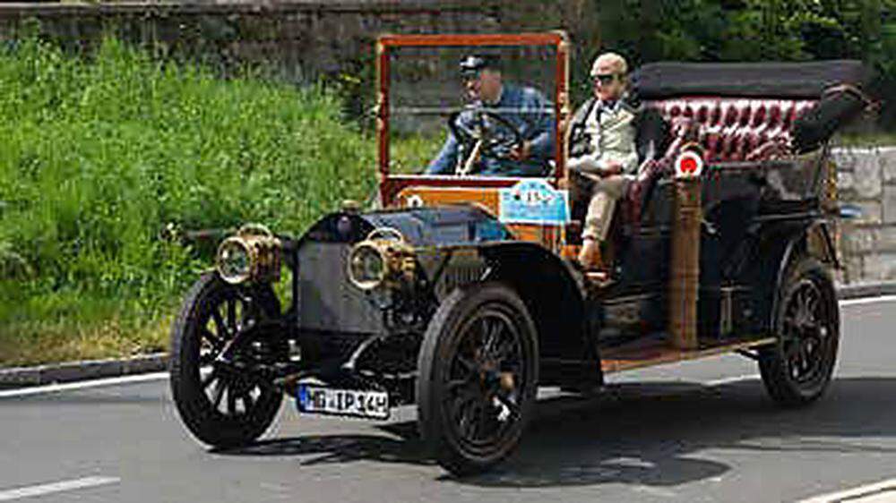 Eines der alten Fahrzeuge, ein Benz  und Cie, Baujahr 1906