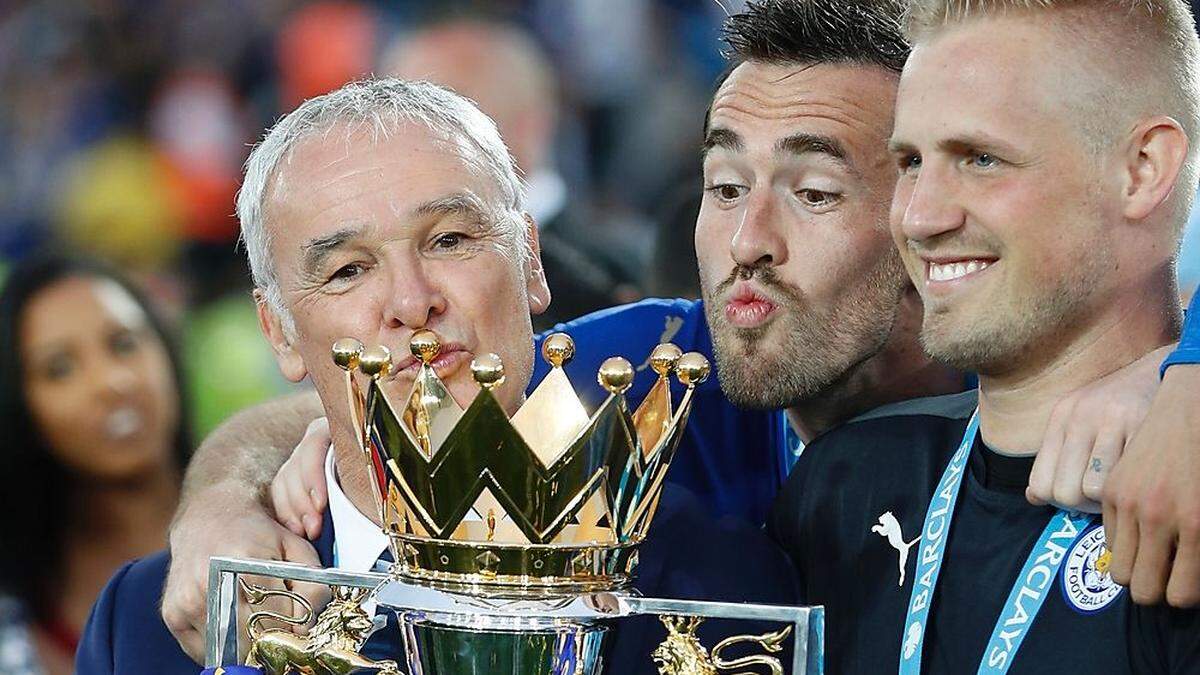 Claudio Ranieri (links) ist nicht mehr Trainer von Christian Fuchs (Mitte)