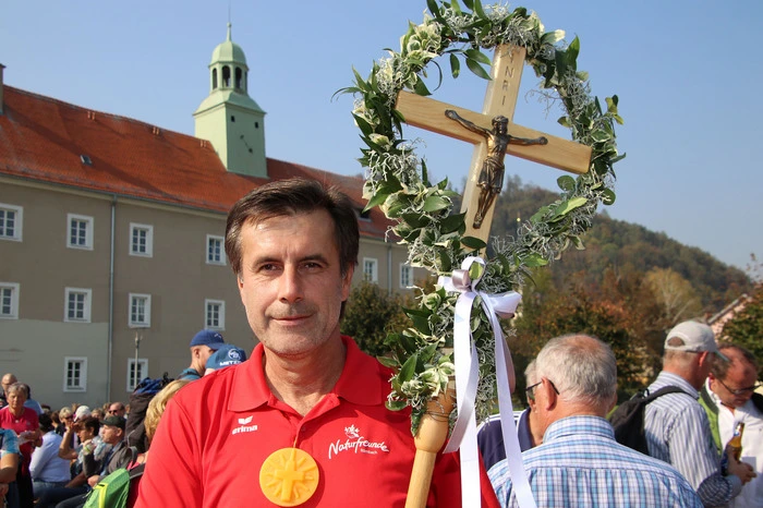Reinhold Waldhaus (55), Bärnbach: Durch ein persönliches Ereignis reifte in mir die Idee, den „Weststeirischen Jakobsweg“ anzulegen. Er verläuft von Thal bei Graz über den Bezirk Voitsberg bis nach Lavamünd. Dazu habe ich alle Wege selbst beschritten, Pilger-Unterkünfte ausfindig gemacht und den Pilgerpfad mit kleinen Metall-Täfelchen beschildert. Das ganz ohne Fremdmittel. Inzwischen wird der Weg von Weitwanderern nicht nur aus allen österreichischen Bundesländern, sondern auch von Gästen aus halb Europa begangen.