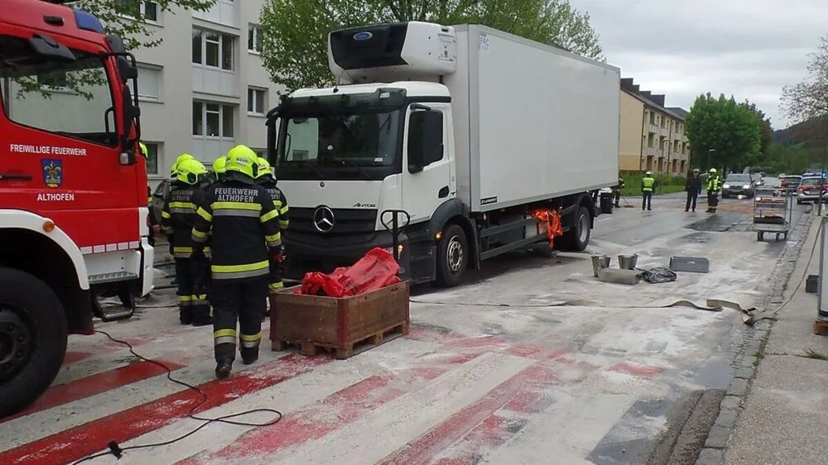 Ein LKW verlor auf der Friesacher Straße einiges an Treibstoff