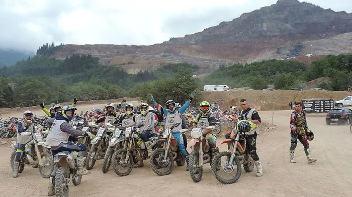 Schon vor dem Start des Sturms auf Eisenerz sammelten sich die Fahrer in der Erzbergrodeo-Arena.