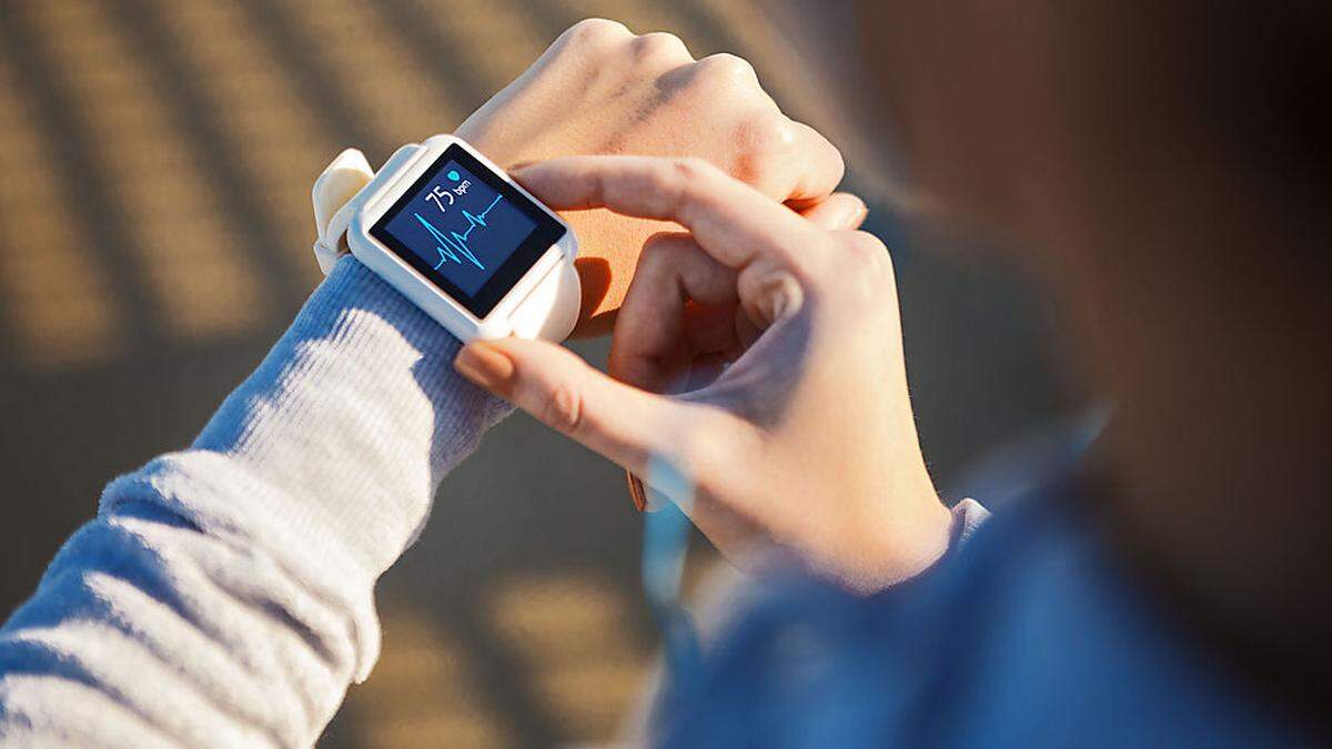 Der Blick auf den Fitnesstracker: ein Fünftel der Österreicher verwendet Smartwatches und Fitness-Apps