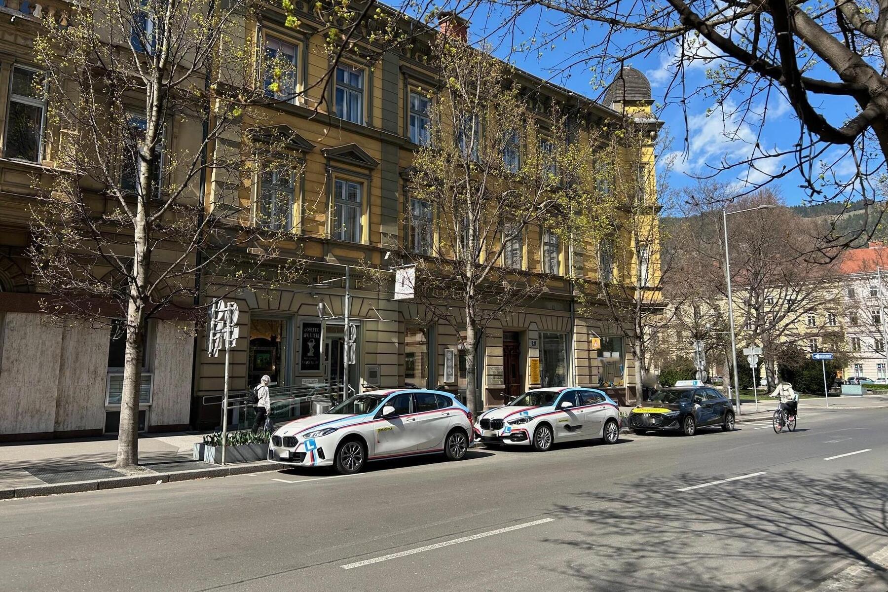 „Keiner kann zur Apotheke fahren“: Fahrschulautos blockieren Stellplätze für Kunden