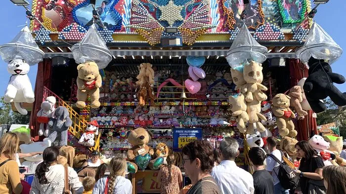 Die Herbstmesse hat nach der Corona-Pause wieder ihre Tore geöffnet und bietet auch Kuscheltiere so weit das Auge reicht ...