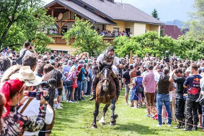 Jahreskirchtag in Feistritz an der Gail am Pfingstmontag  Kufenstechen
