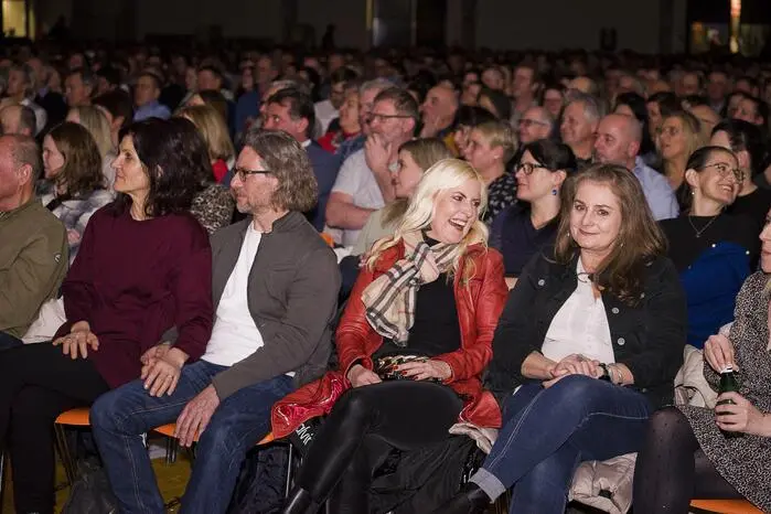 Rund 1450 Besucher erlebten in Zeltweg über zwei Stunden beste Unterhaltung, die mit Standing Ovations gefeiert wurde.