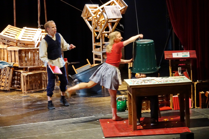 Spitzenakrobaten, Schauspieler und Zirkusartisten aus acht Nationen bieten Elemente zeitgenössischer Zirkuskunst des 16. Jahrhunderts  zur Livemusik aus dieser Zeit.