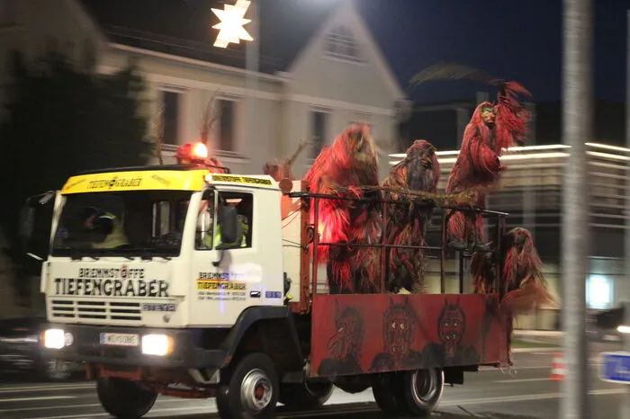 Um ca. 17 Uhr war es dann endlich soweit, der Nikolaus fuhr mit seinen beiden Wägen voll mit schaurigen Krampussen vor.