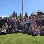 Beim traditionellen Kindermaibaumaufstellen in Trahütten waren zahlreiche Kinder aus dem Ort und der Umgebung mit dabei