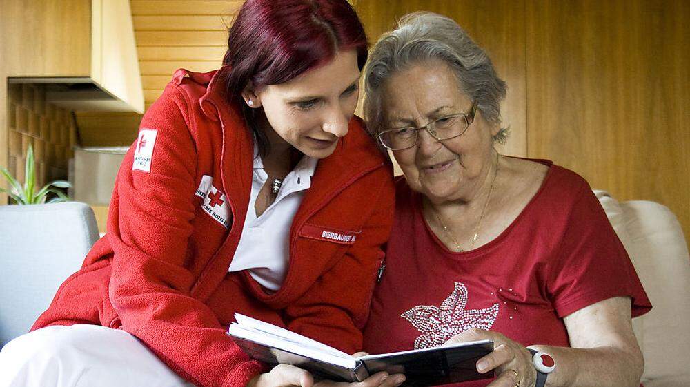 Die Freiwilligen sollen Zeit mit den Senioren verbringen