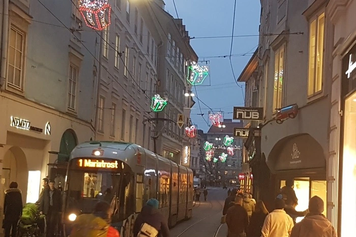 . . . die Murgasse, in der es Packerl vom Himmel "regnet".