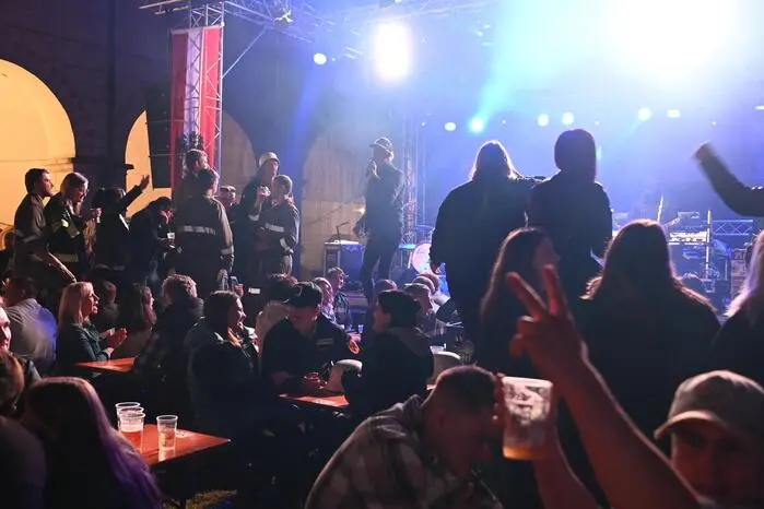 Die bekannte Band Meilenstein begeisterte die Besucher und sorgte für eine großartige Stimmung mit ihren mitreißenden Rhythmen, die zum Feiern  einluden. 