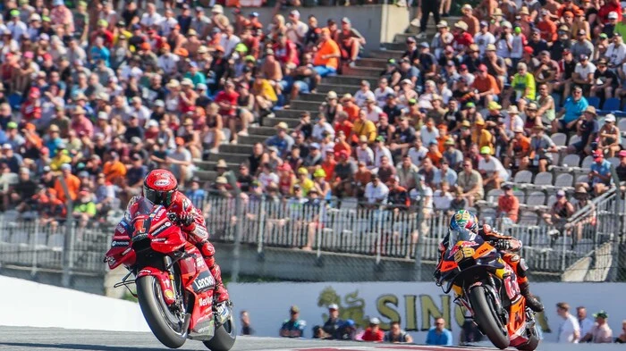 Mit dem Rennen am Sonntag endete ein spektakuläres Rennwochenende der MotoGP in Spielberg. Auf und abseits der Strecke ging es heiß her.