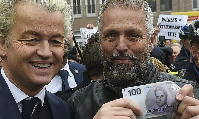 Wilders mit einem Anhänger