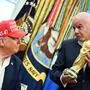Die größte WM aller Zeiten für Trump: FIFA-Präsident Gianni Infantino überreicht dem US-Präsidenten symbolisch die FIFA-Weltmeisterschaftstrophäe