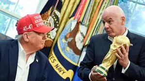 Die größte WM aller Zeiten für Trump: FIFA-Präsident Gianni Infantino überreicht dem US-Präsidenten symbolisch die FIFA-Weltmeisterschaftstrophäe