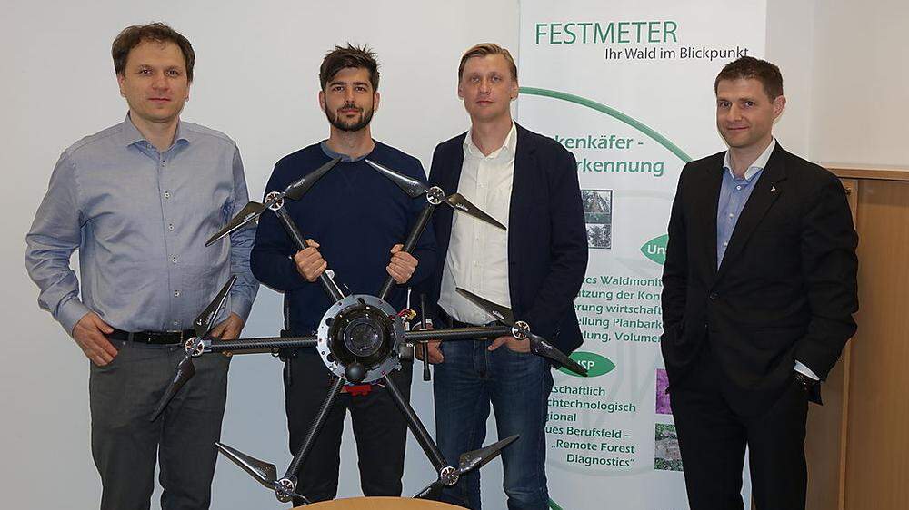 Kurt Wöls, Daniel Lercher, Jochen Ringswirth und Bernd Cresnar (von links) von „Festmeter“ mit einer Drohne, die zur Überwachung des Waldes eingesetzt wird