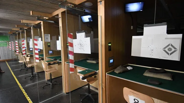 Die einzelnen Tische der Schießplätze sind jetzt getrennt, wodurch man nicht mehr durch Erschütterungen benachbarter Stände gestört wird.