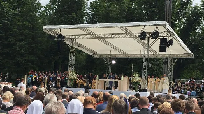 Tausende Gläubige waren dabei