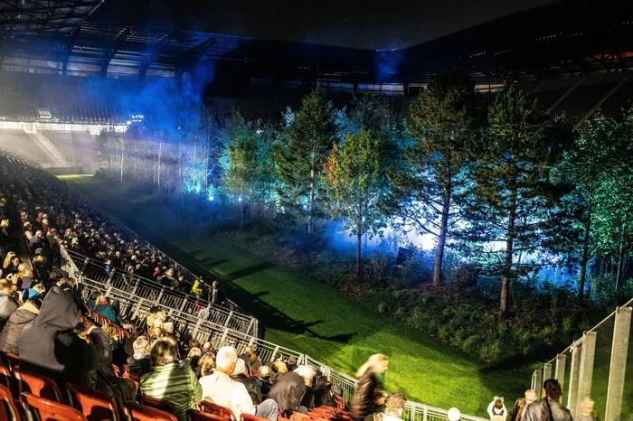 "Sportpark"-Geschäftsführer Gert Unterköfler schätzt, dass 2.500 Menschen im Stadion waren. Geöffnet war aus Sicherheitsgründen nur die Westtribüne und das "Südeck".