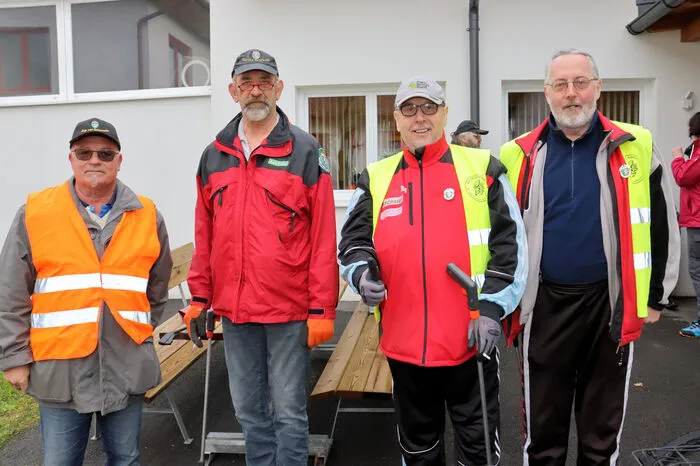 Mehr als 150 Personen allen Alters waren im gesamten Gemeindegebiet unterwegs.