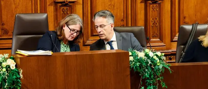 Bürgermeisterin Elke Kahr (KPÖ) und Wirtschaftsstadtrat Kurt Hohensinner (ÖVP) im Grazer Gemeinderat