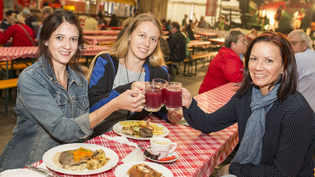 Trinken, Essen, gemütliches Beisammensein. Für den Genuss müssen die Besucher heuer tiefer in die Tasche greifen