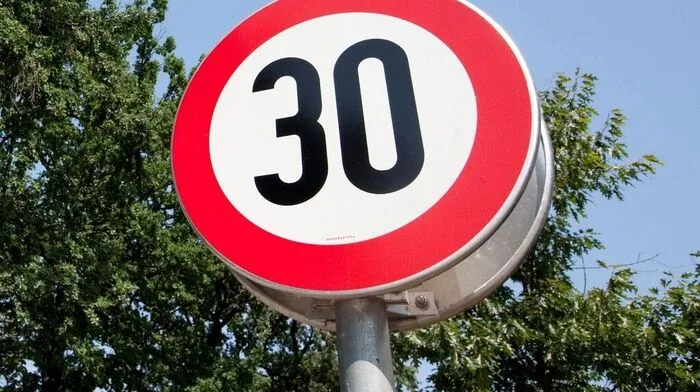Im Zuge des Lindenfestes in Amlach ist ein Tempo-30-Schild im Wert von 150 Euro verschwunden