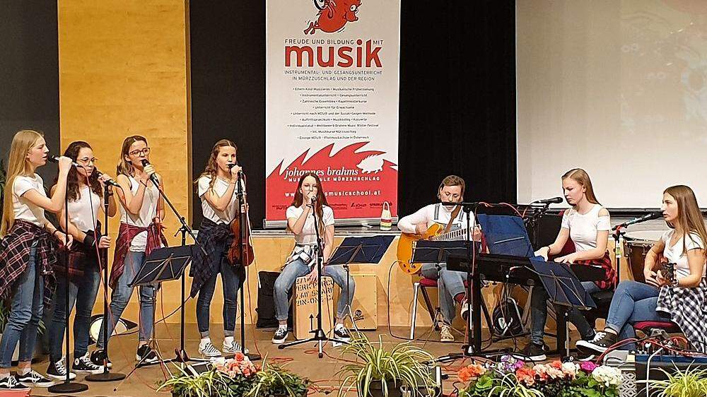 120 von 420 Schülerinnen und Schülern der Brahms-Musikschule Mürzzuschlag nehmen teil