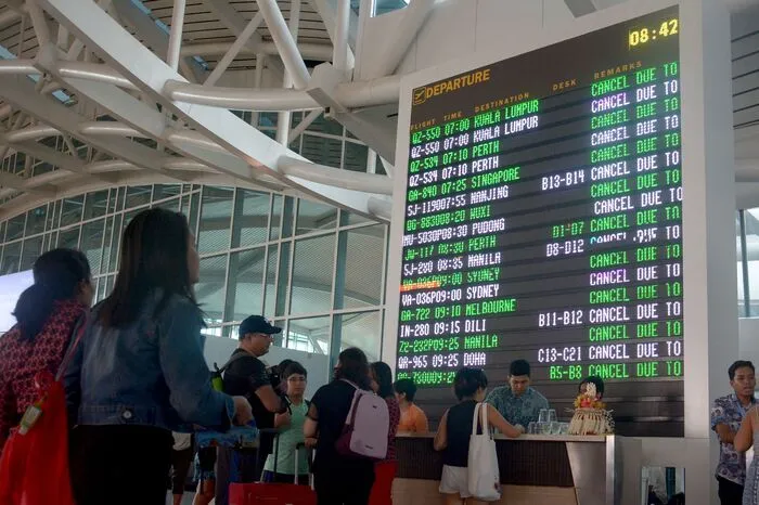 Aus Sicherheitsgründen schlossen die Behörden am Freitag den internationalen Flughafen in der Inselhauptstadt Denpasar sowie zwei weitere nahegelegene Flugplätze.