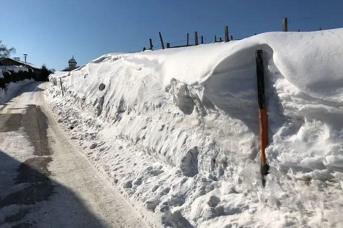 Ganz anders die Situation in Fischbach, wo durch die Verwehungen der Schnee bis zu zwei Meter hoch ist