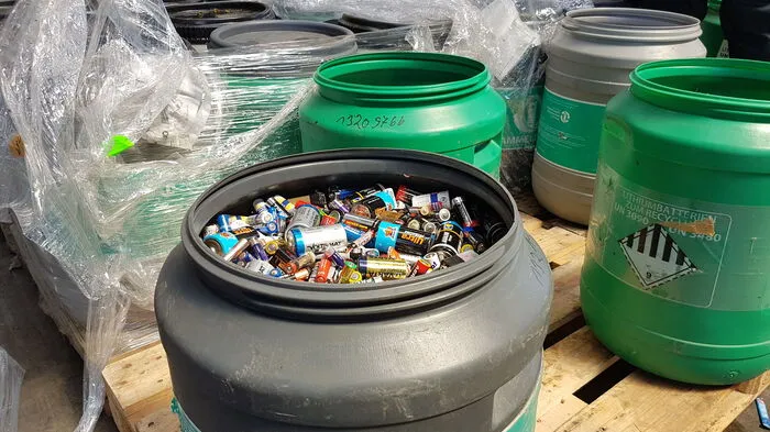 Aus Batteriesammelstellen aus ganz Deutschland und Nordeuropa kommen Batterien und Lithium-Ionen-Akkus zu Redux in Bremerhaven.