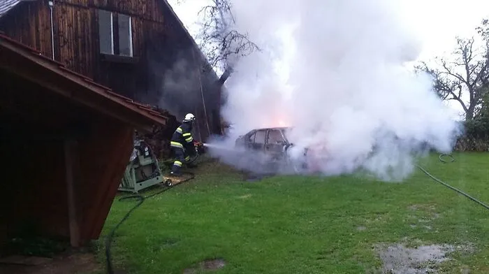 Ein Übergreifen der Flammen auf das Wirtschaftsgebäude konnte verhindert werden