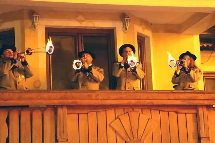 Höhepunkt der beeindruckenden Silvesterfeier waren die „brennenden Trompeten“ – vier Trompetenbläser – die vom Balkon eines nahe gelegenen Hauses aus gemeinsam mit der Ortsmusikkapelle ein festliches Stück intonierten.
