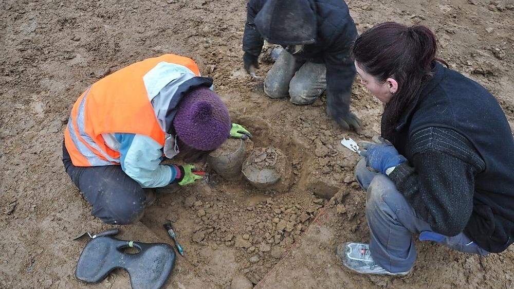 Im Granitztal legten Archäologen ein Gräberfeld aus der jüngeren Eisenzeit frei. Rund 50 Urnen wurden gefunden.