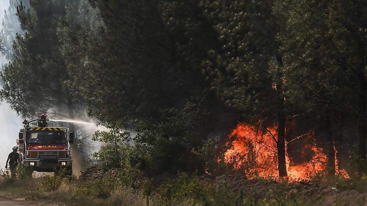 Feuerwehrleute bekämpfen einen Brand im Südwesten Frankreichs