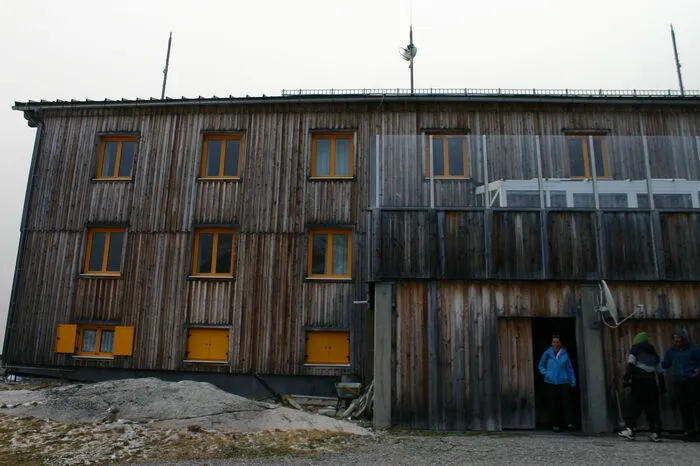Das Weißseehaus-Schutzhaus auf 2380 Meter ist der einzige Schutz für das Filmteam.