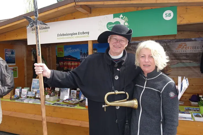 Der Eisenerzer Nachtwächter Gerhard Niederhofer und Michaela Winkler vom Tourismusverband Erlebnisregion Erzberg.