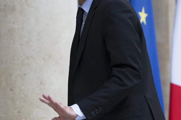 EMMANUEL MACRON: Der unabhängige Bewerber gewinnt immer mehr Sympathiepunkte und liegt in Umfragen inzwischen bei über 20 Prozent. Er könnte demnach ins End-Duell gegen Le Pen gelangen - und die Konkurrentin auch schlagen. Der 39-Jährige positioniert sich weder links noch rechts. Konservative werfen ihm vor, das Programm für den glücklosen Präsidenten François Hollande gemacht zu haben, der nicht mehr antritt.