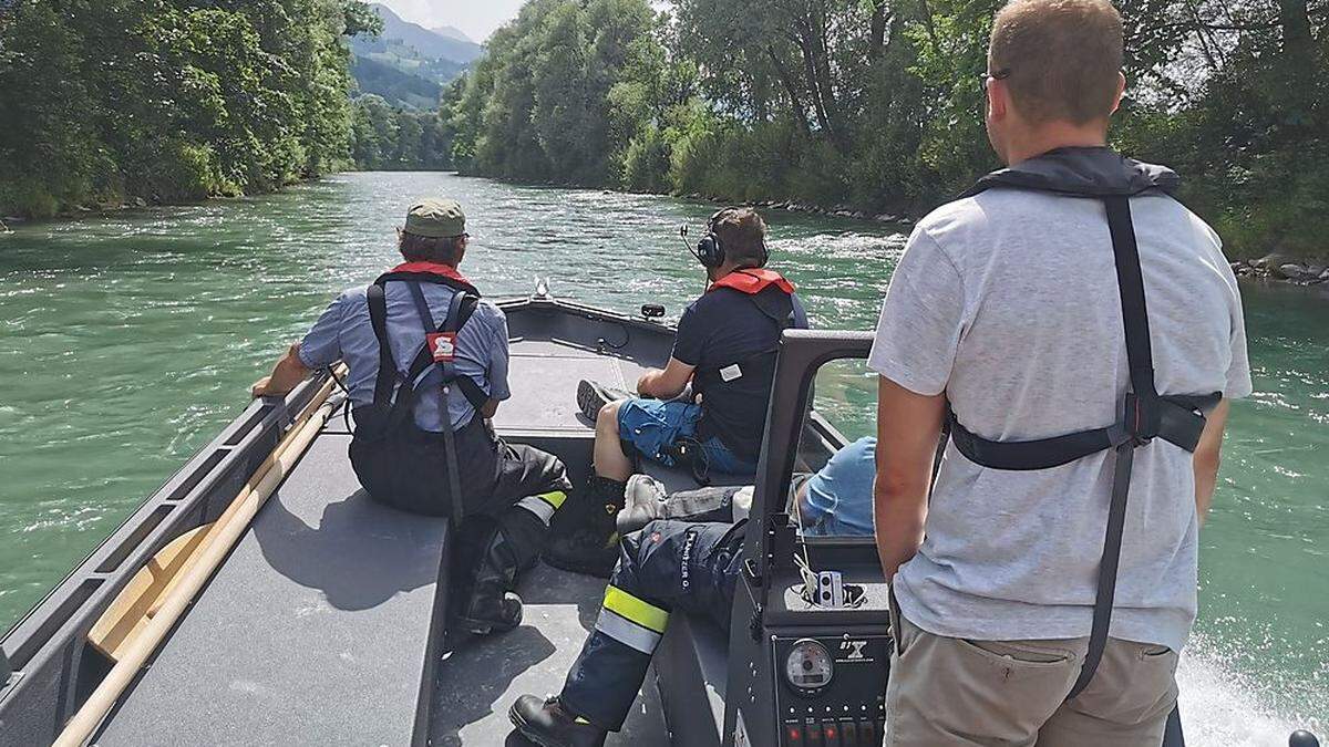 Ein Boot der FF Niederöblarn beim Sucheinsatz