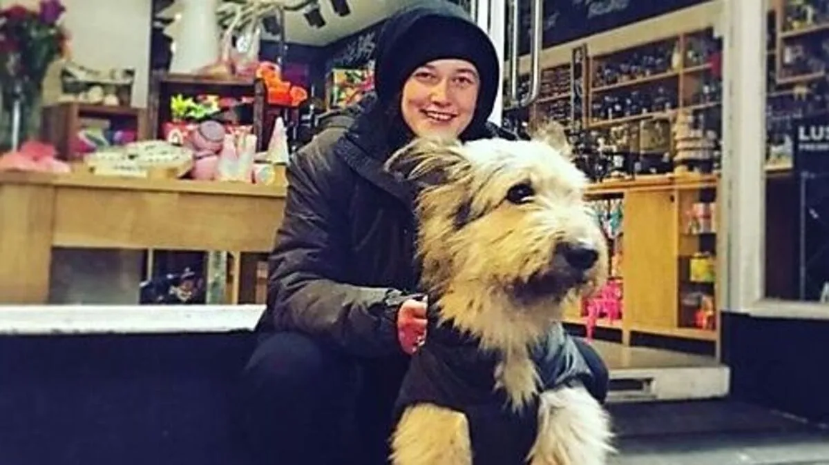 Lottie vor dem Geschäft im Oxford