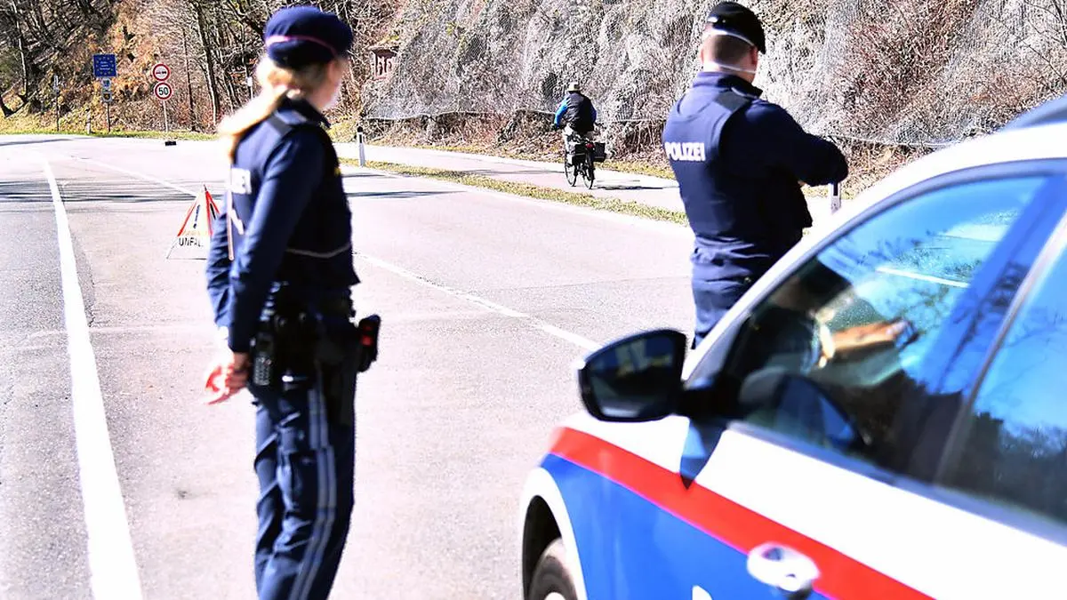 ABD0101_20200319 - HANGENDENSTEIN - ÖSTERREICH: Grenzüberwachung der Österreichischen Polizei am Grenzübergang Hangendenstein (Salzburg) am Donnerstag, 19. März, 2020. - FOTO: APA/BARBARA GINDL