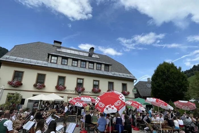 Frühschoppen mit Landeshauptmann Christopher Drexler vor dem Gasthof Rüscher