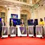 Die Spitzenkandidaten vor dem TV-Einstieg nach der Landtagswahl: Niko Swatek (Neos), Anton Lang (SPÖ), Christopher Drexler (ÖVP), Mario Kunasek (FPÖ), Sandra Krautwaschl (Grüne) und Claudia Klimt-Weithaler (KPÖ) mit ORF-CR Wolfgang Schaller (Mi.)