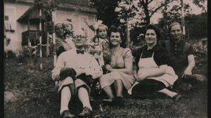 Sergej Kapralov mit seiner Frau und Hausangestellten 