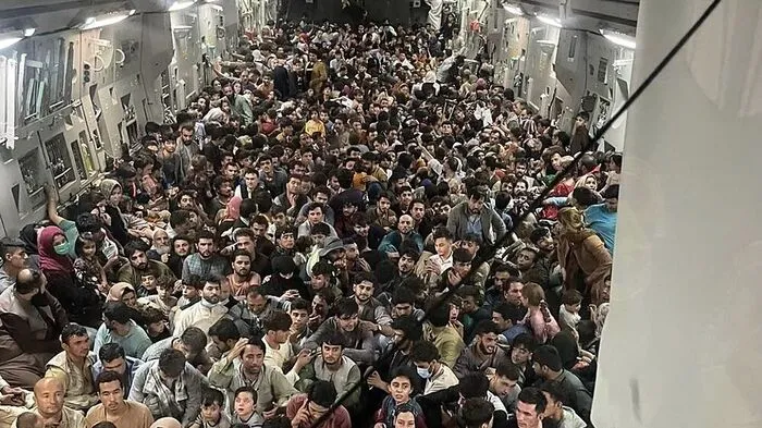 Die Internetseite „Defense One“ veröffentlichte am Montag ein Foto des vollgepackten Innenraums der Transportmaschine vom Typ C-17, in dem die Afghanen auf dem Boden sitzen - der vor lauter Menschen nicht mehr zu sehen ist.