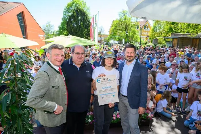 Der Vizebürgermeister Dipl.-Ing. Robert Sackl (SPÖ) überreichte mit einigen Gemeinderäten Julia Scheib als erste Frau die Ehrenbürgerschaft der Gemeinde.