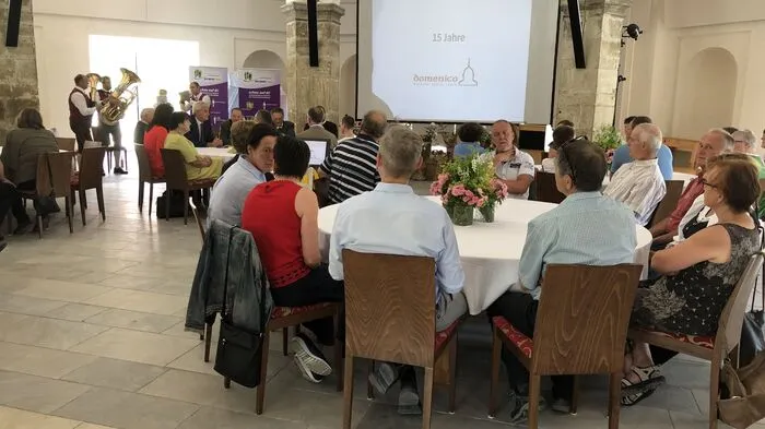 Im Pavillon wurde zum Festakt geladen.