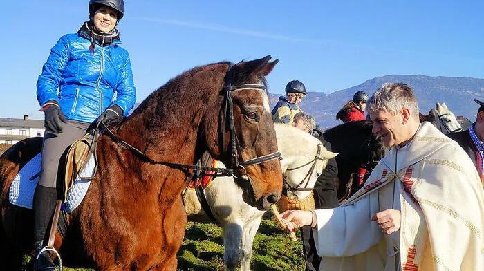 Pfarrer Eugen Länger segnete in St. Stefan alle Pferde mit ihren Reitern